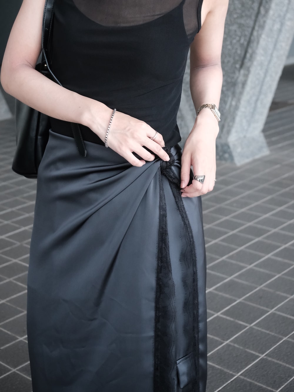 グレー系のその他パンツ、グレー系のその他パンツを着用したレディースの秋コーディネートの4枚目の写真