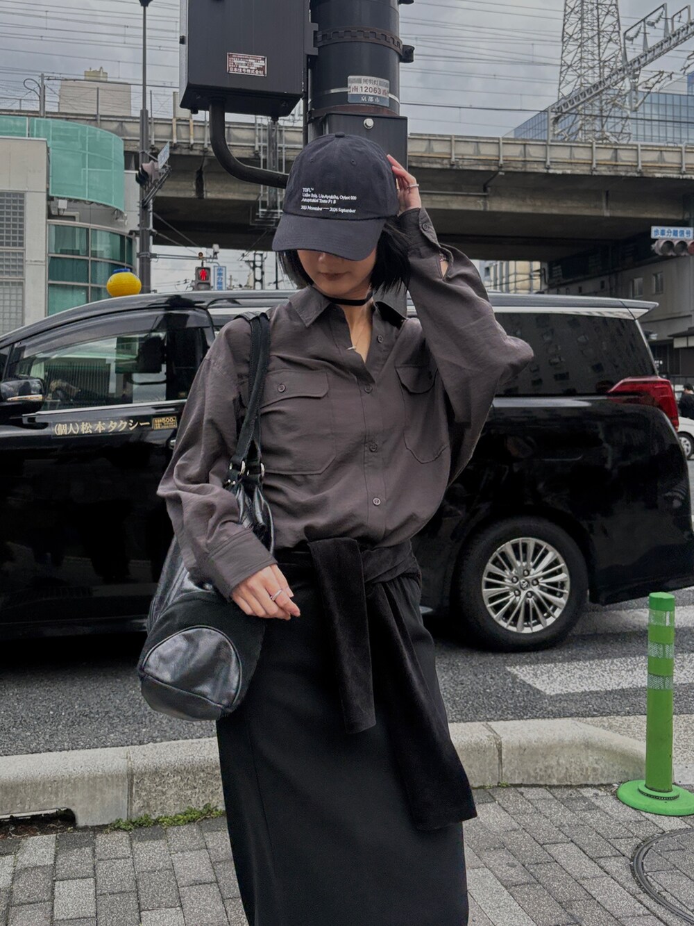 グレー系のシャツ/ブラウスを着用したレディースの春コーディネートの2枚目の写真