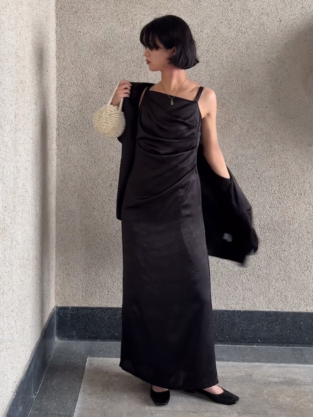 ブラック系のドレスを着用したレディースの秋コーディネートの5枚目の写真