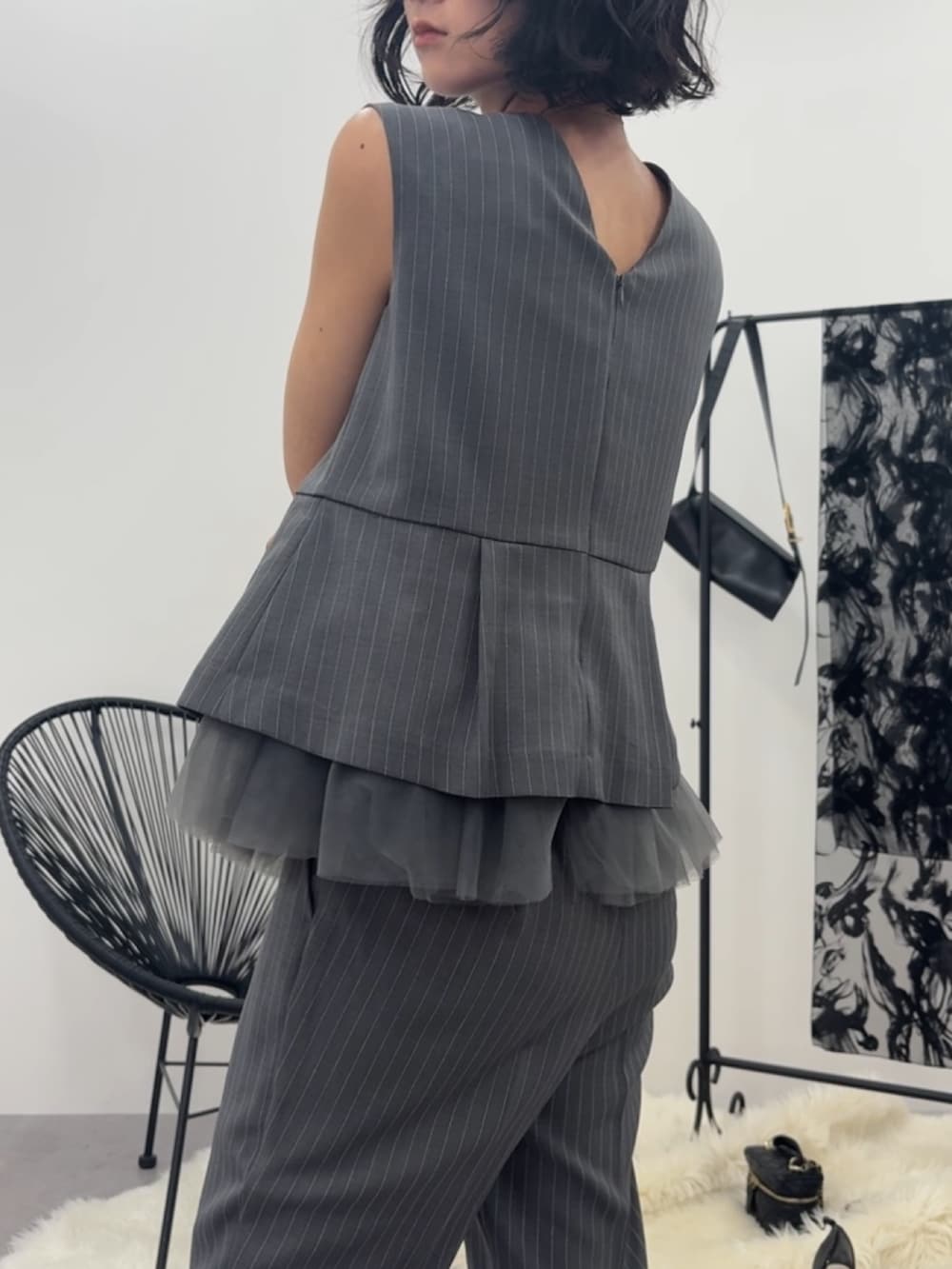 グレー系のパンツドレスを着用したレディースの秋コーディネートの3枚目の写真