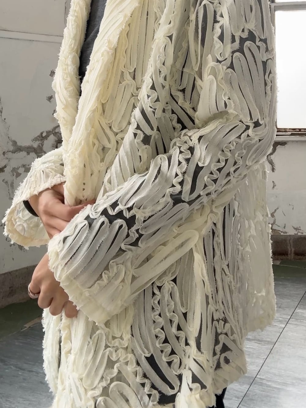 ホワイト系のテーラードジャケットを着用したレディースの春コーディネートの4枚目の写真