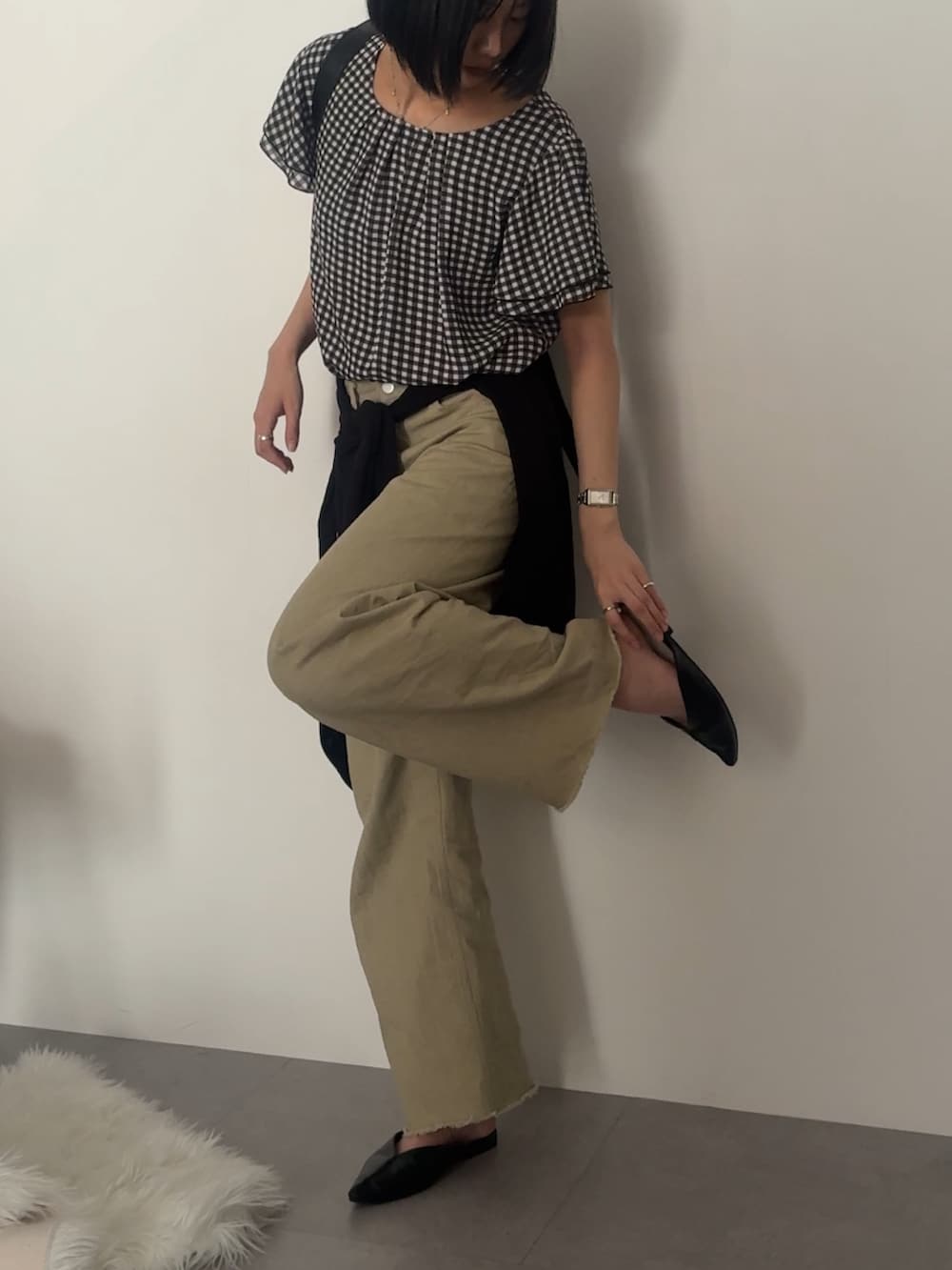 ホワイト系のシャツ/ブラウスを着用したレディースの春コーディネートの2枚目の写真