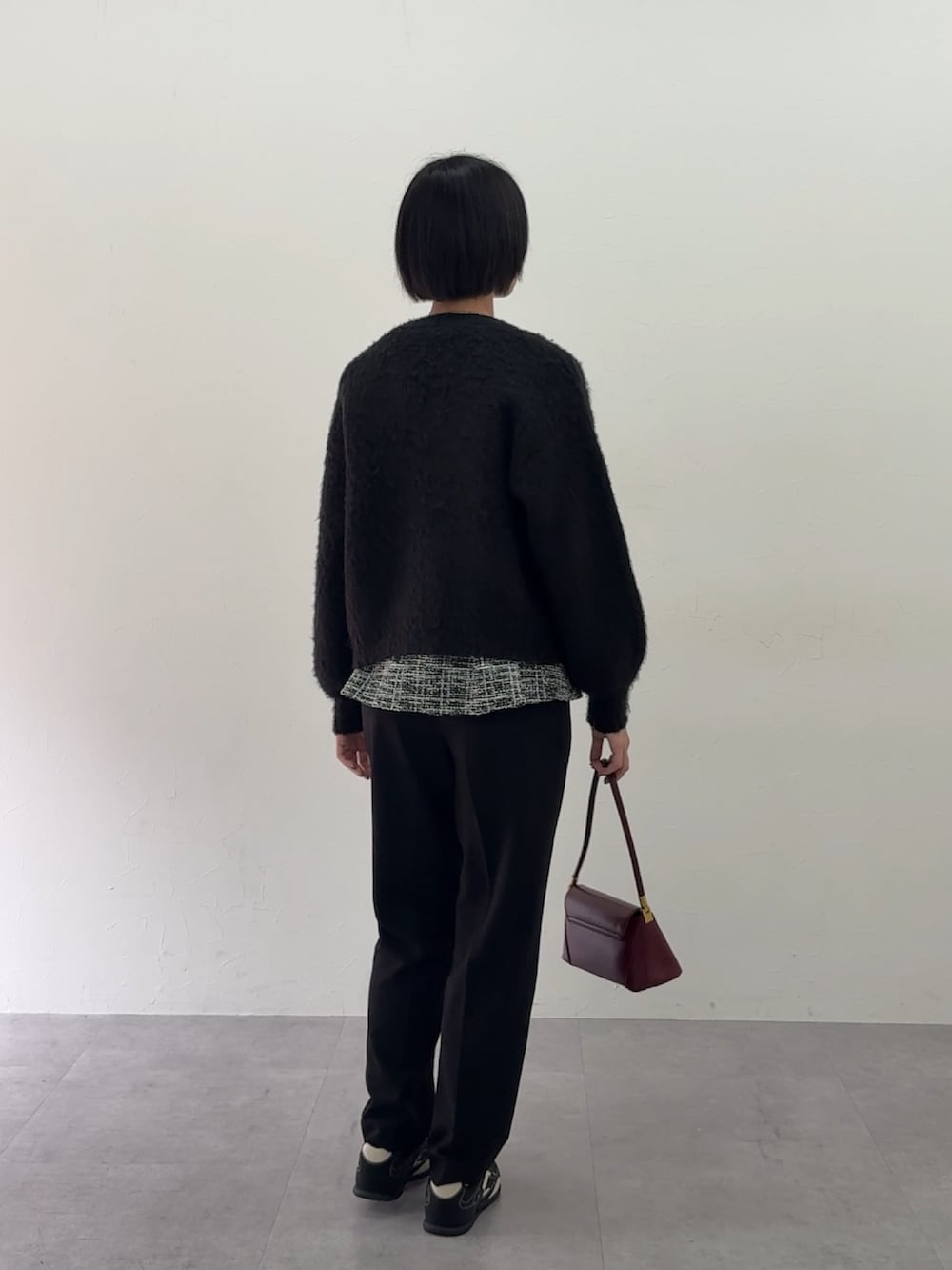 ホワイト系のスーツセットを着用したレディースの冬コーディネートの4枚目の写真