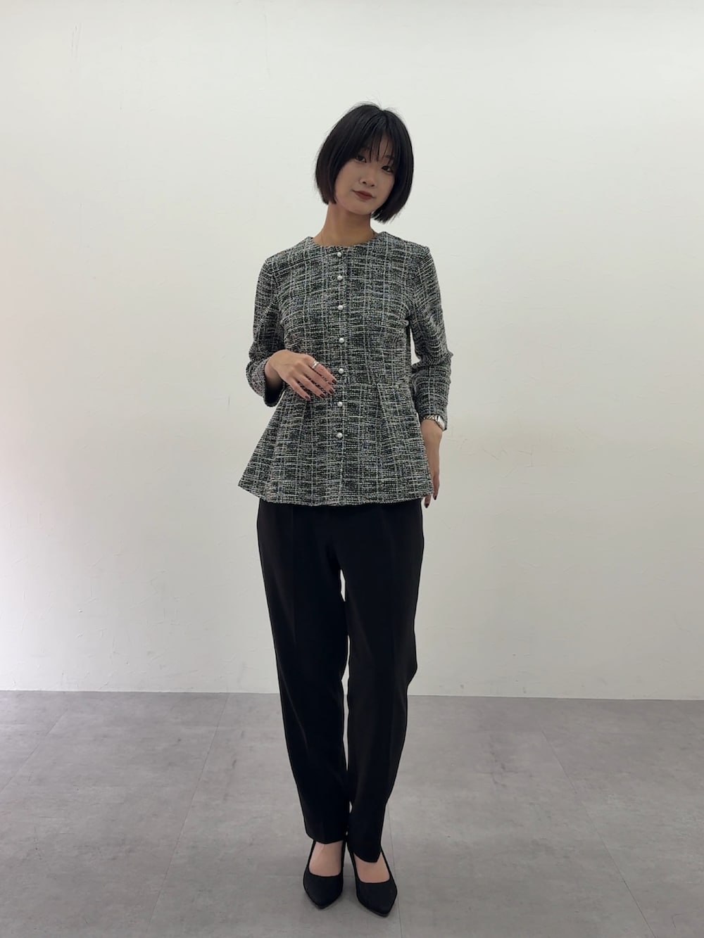 ホワイト系のスーツセットを着用したレディースの冬コーディネートの3枚目の写真