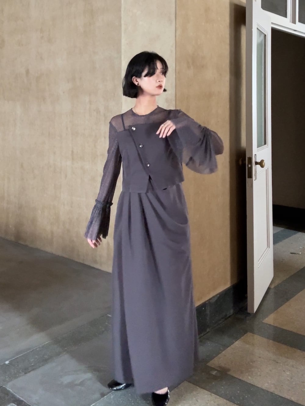 パープル系のドレスを着用したレディースの秋コーディネートの2枚目の写真