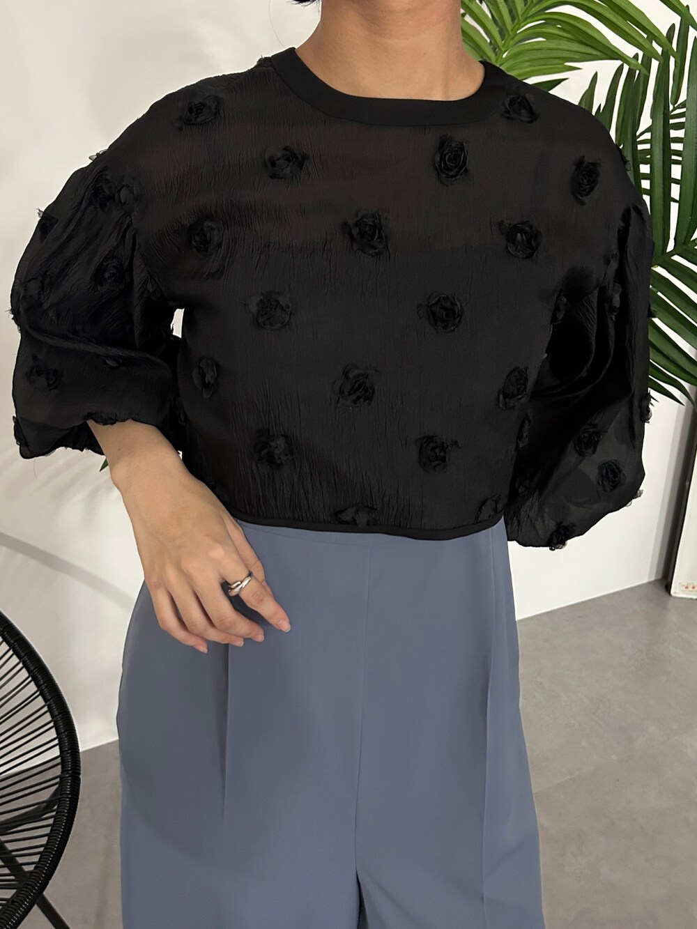 ブラック系のパンツドレスを着用したレディースの秋コーディネートの8枚目の写真