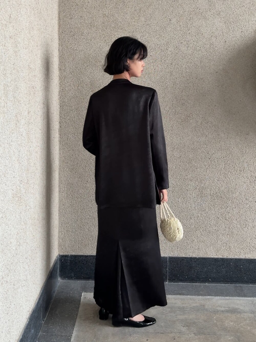 ブラック系のドレスを着用したレディースの秋コーディネートの3枚目の写真