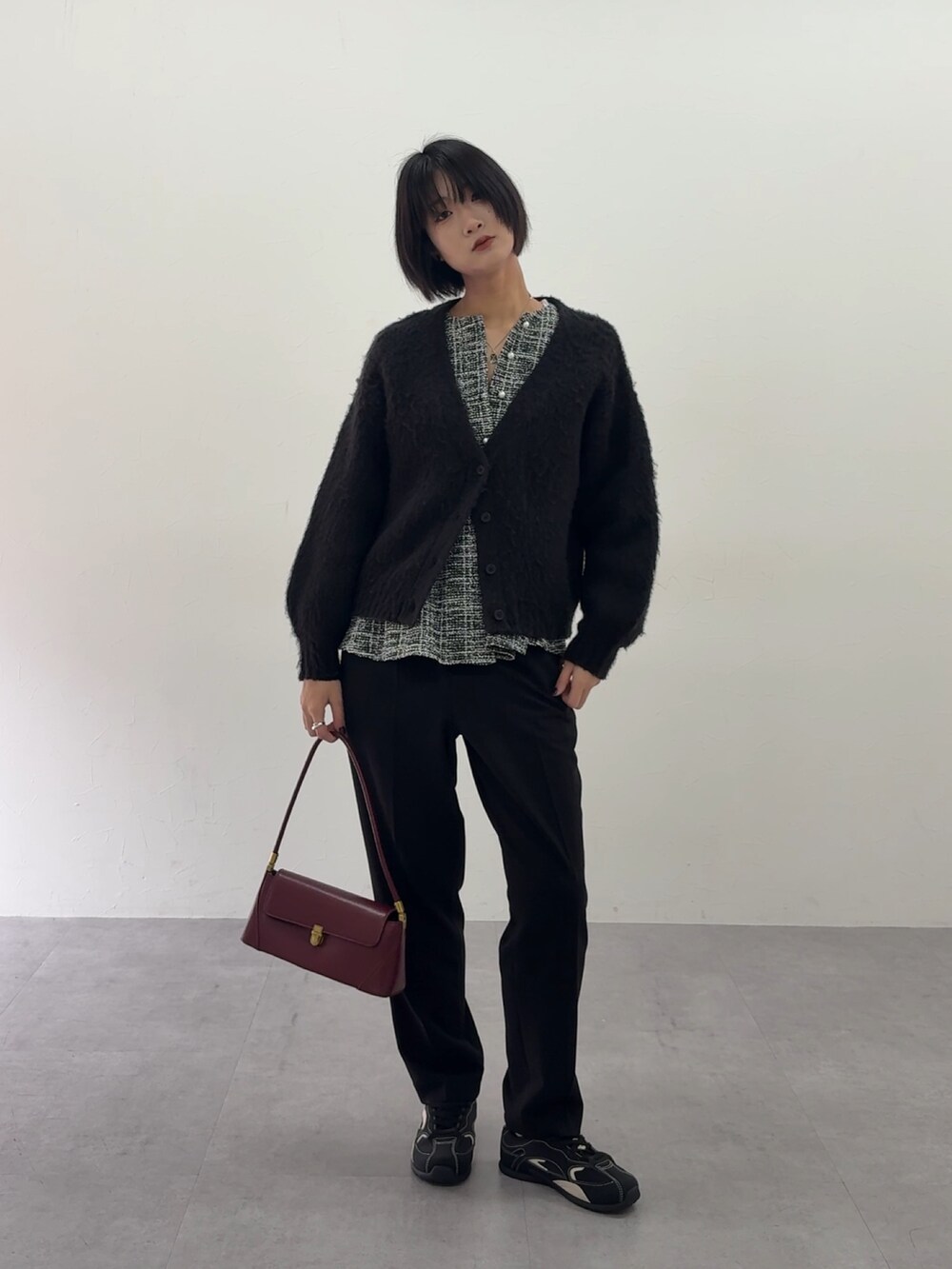 ホワイト系のスーツセットを着用したレディースの冬コーディネートの7枚目の写真