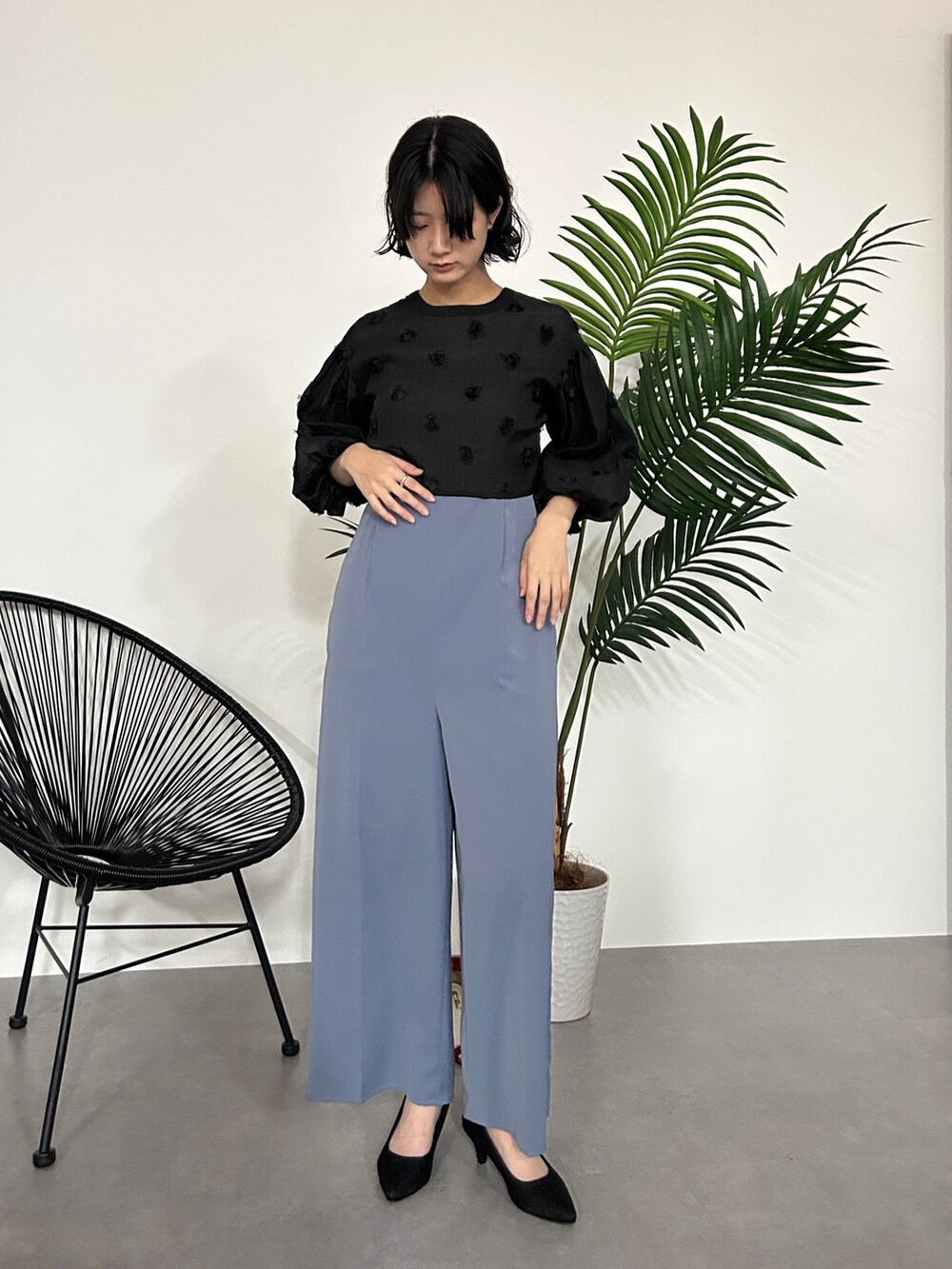 ブラック系のパンツドレスを着用したレディースの秋コーディネートの5枚目の写真