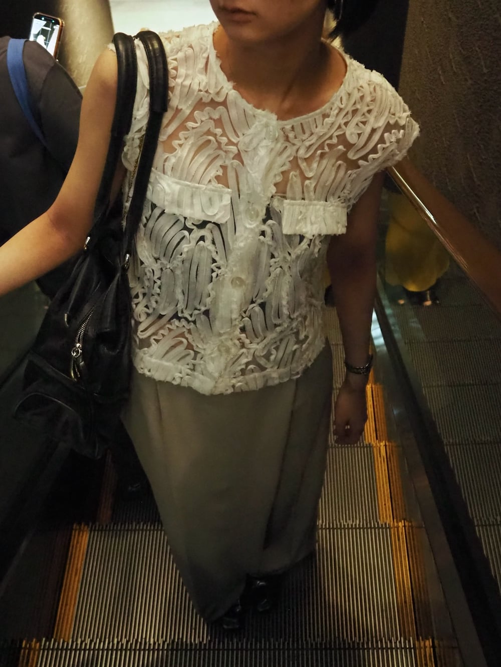 ホワイト系のその他パンツを着用したレディースの夏コーディネートの3枚目の写真