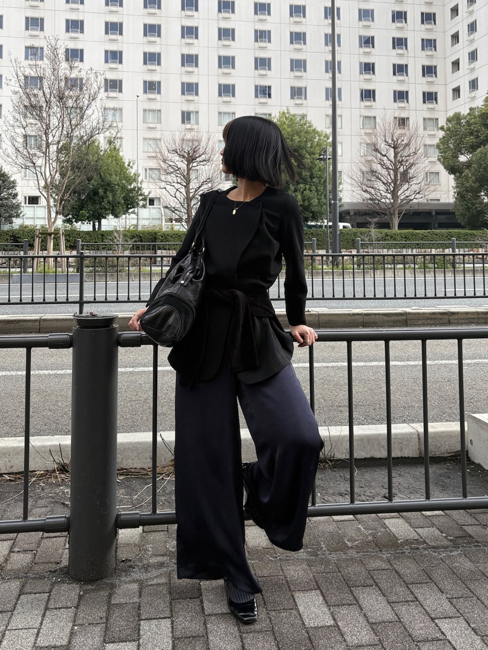 ブラック系のスーツセット、ブルー系のその他パンツを着用したレディースの春コーディネートの3枚目の写真