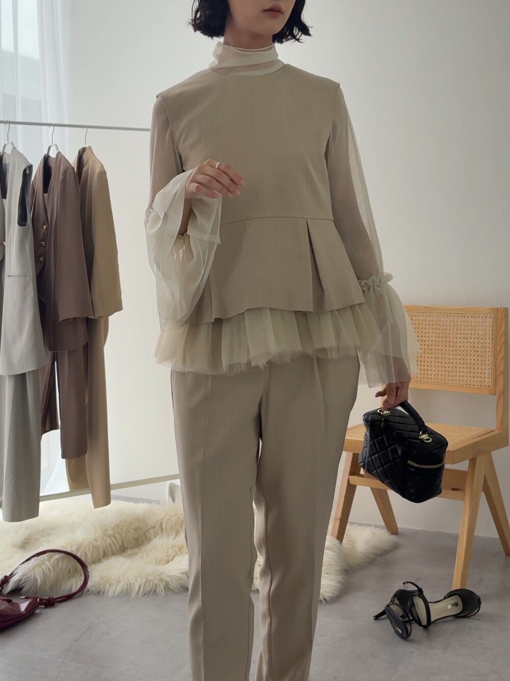 ベージュ系のパンツドレス、ホワイト系のシャツ/ブラウスを着用したレディースの冬コーディネートの5枚目の写真