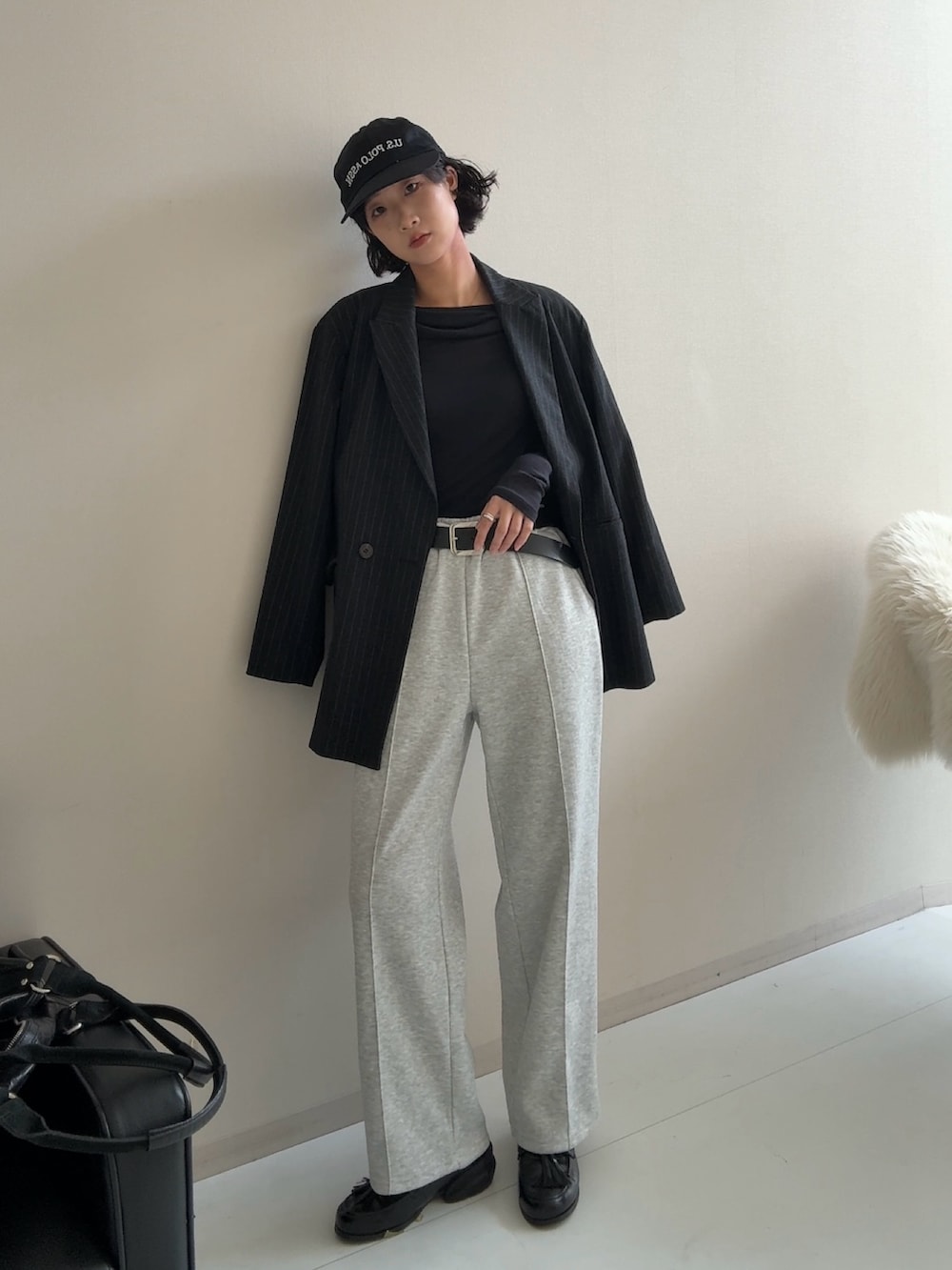 グレー系のジャケット/アウター、ブラック系のスニーカー、グレー系のスウェットパンツを着用したレディースの秋コーディネートの3枚目の写真