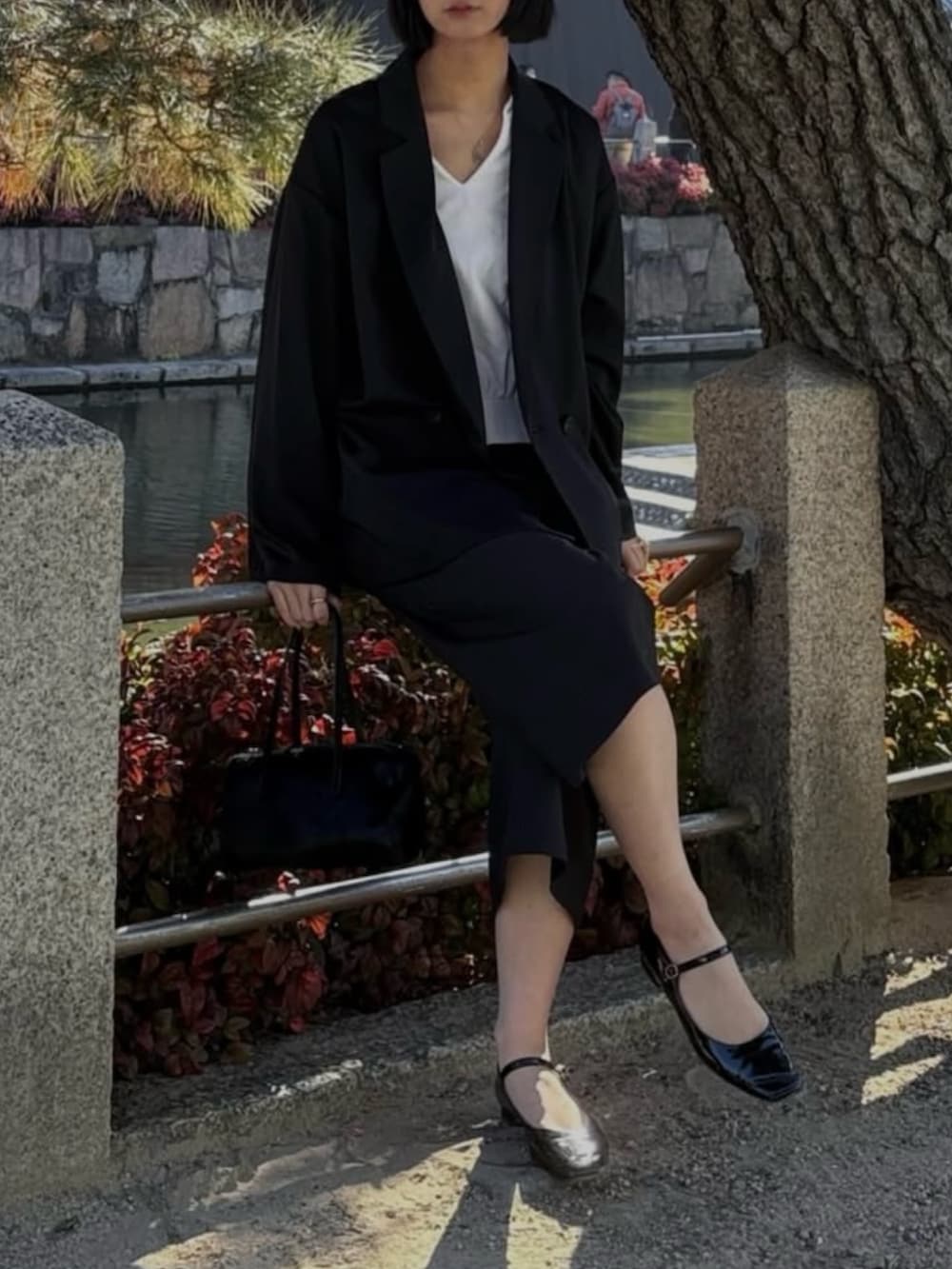 ブラック系のセットアップを着用したレディースの春コーディネートの2枚目の写真