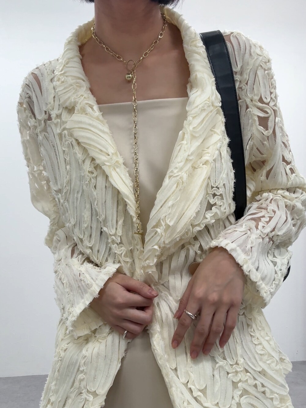 ホワイト系のテーラードジャケットを着用したレディースの春コーディネートの3枚目の写真