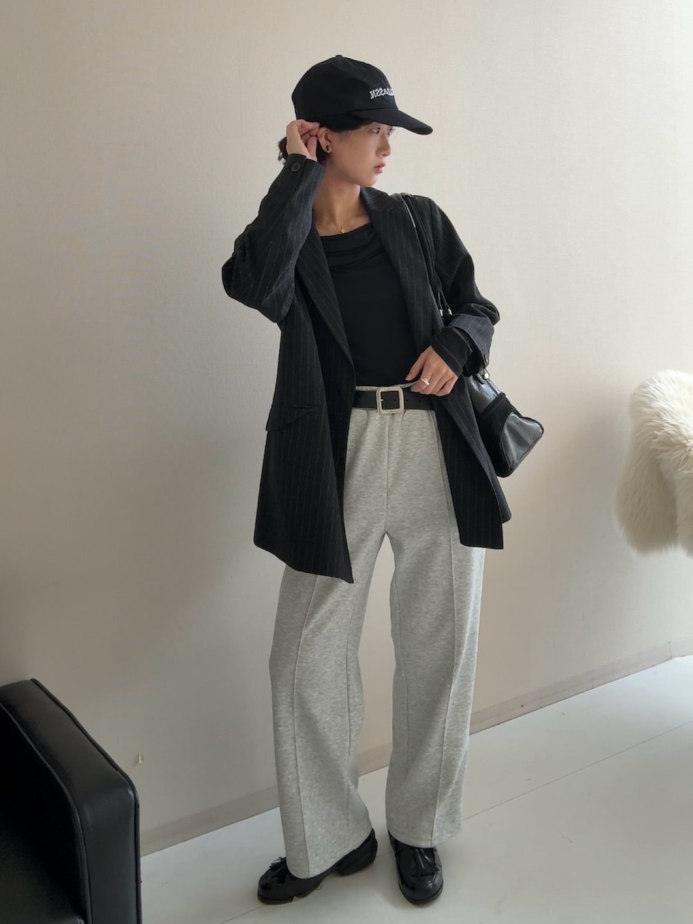 グレー系のジャケット/アウター、ブラック系のスニーカー、グレー系のスウェットパンツを着用したレディースの秋コーディネートの5枚目の写真
