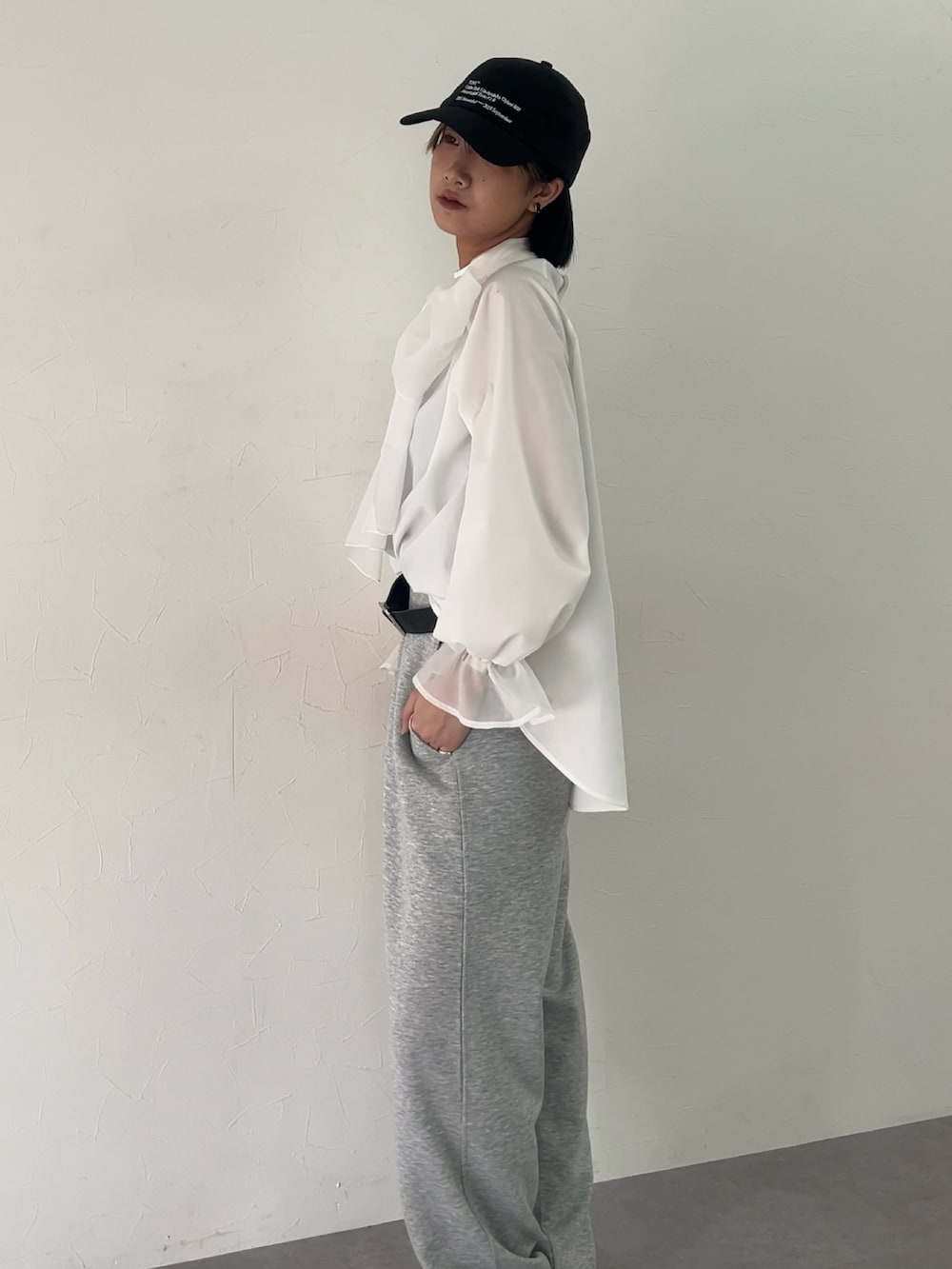 ホワイト系のシャツ/ブラウス、グレー系のその他パンツを着用したレディースの春コーディネートの4枚目の写真