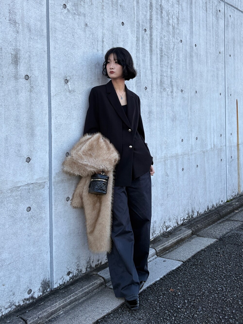 ブラック系のテーラードジャケット、ブラウン系のその他アウターを着用したレディースの冬コーディネートの6枚目の写真