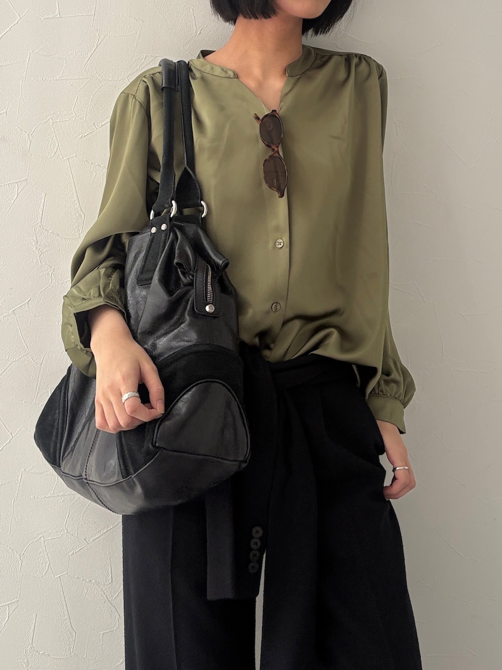 グリーン系のシャツ/ブラウスを着用したレディースの春コーディネートの3枚目の写真