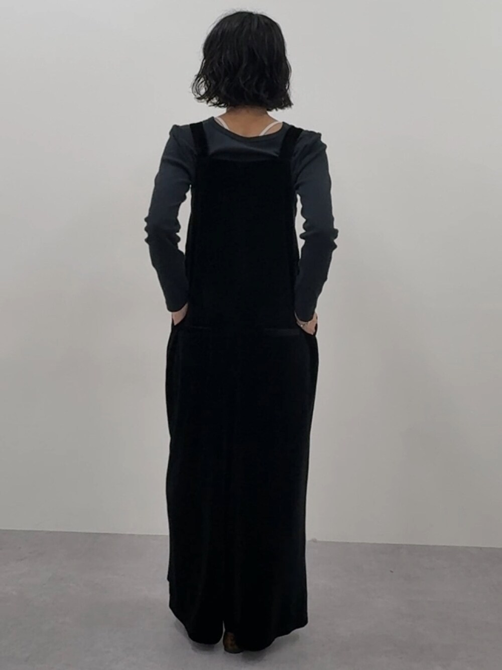 ブラック系のオールインワン・サロペットを着用したレディースの秋コーディネートの4枚目の写真