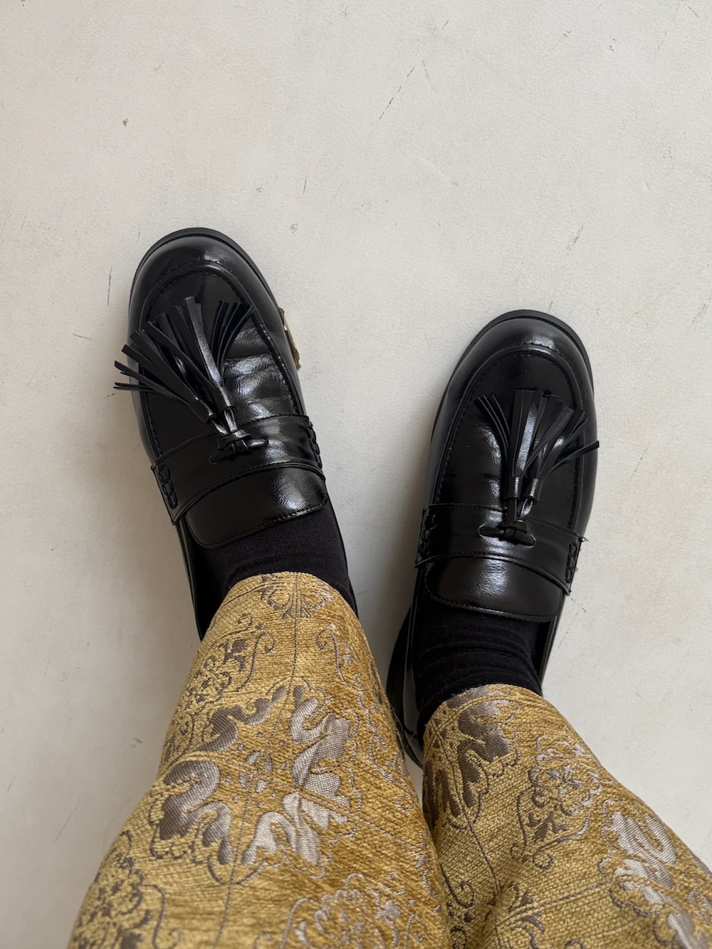 グレー系のジャケット/アウター、ブラック系のスニーカー、グレー系のスウェットパンツを着用したレディースの秋コーディネートの10枚目の写真