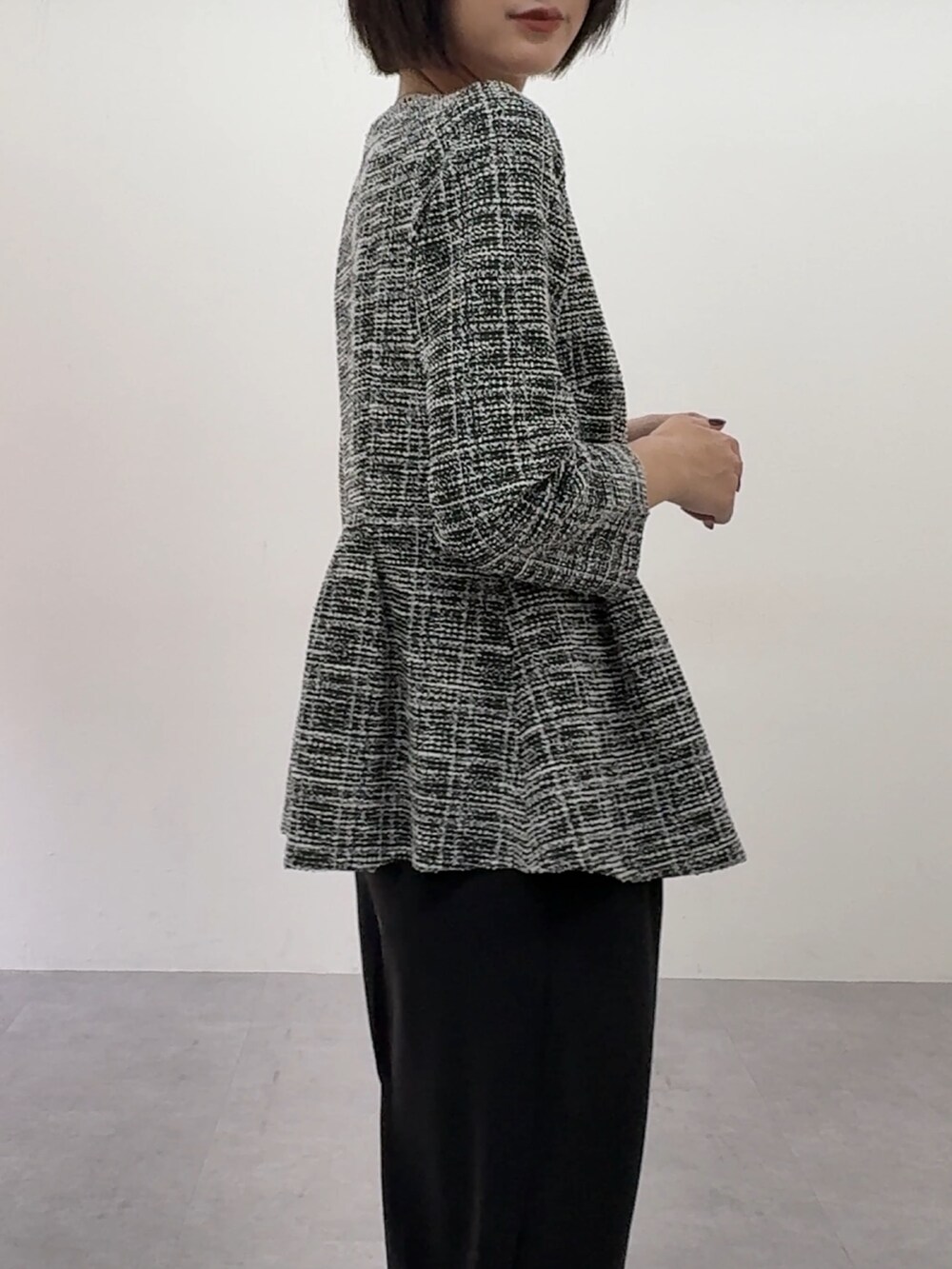 ホワイト系のスーツセットを着用したレディースの冬コーディネートの4枚目の写真