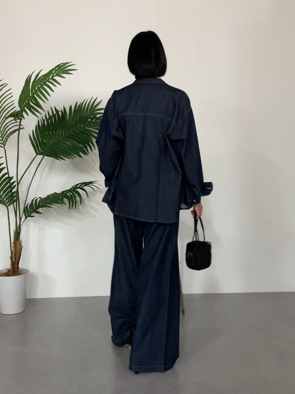 ブルー系のデニムパンツ、ブルー系のデニムジャケットを着用したレディースの春コーディネートの3枚目の写真