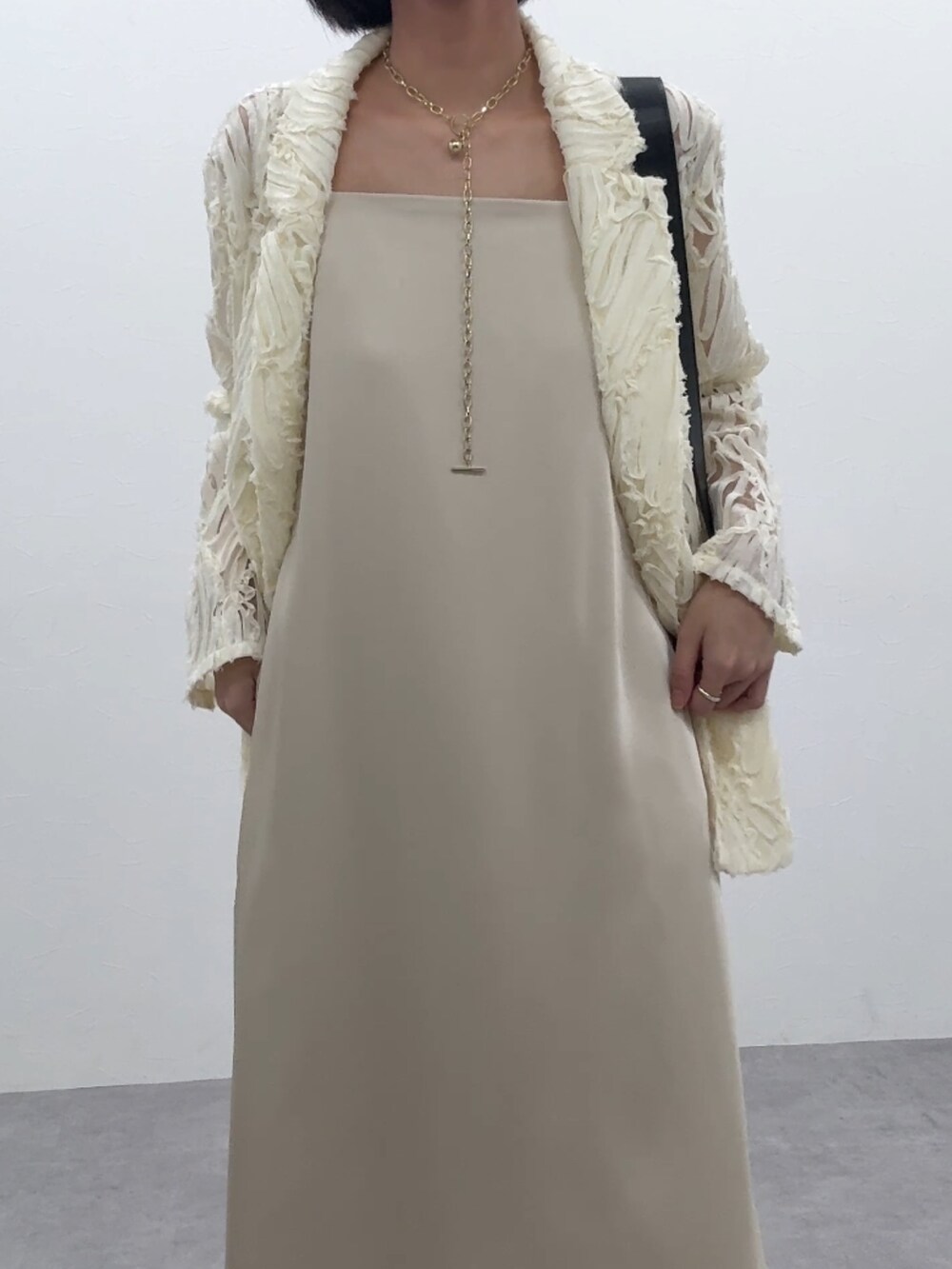 ホワイト系のテーラードジャケットを着用したレディースの春コーディネートの2枚目の写真