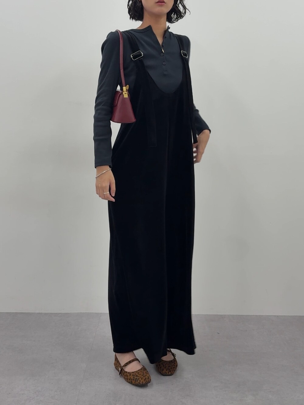 ブラック系のオールインワン・サロペットを着用したレディースの秋コーディネートの3枚目の写真