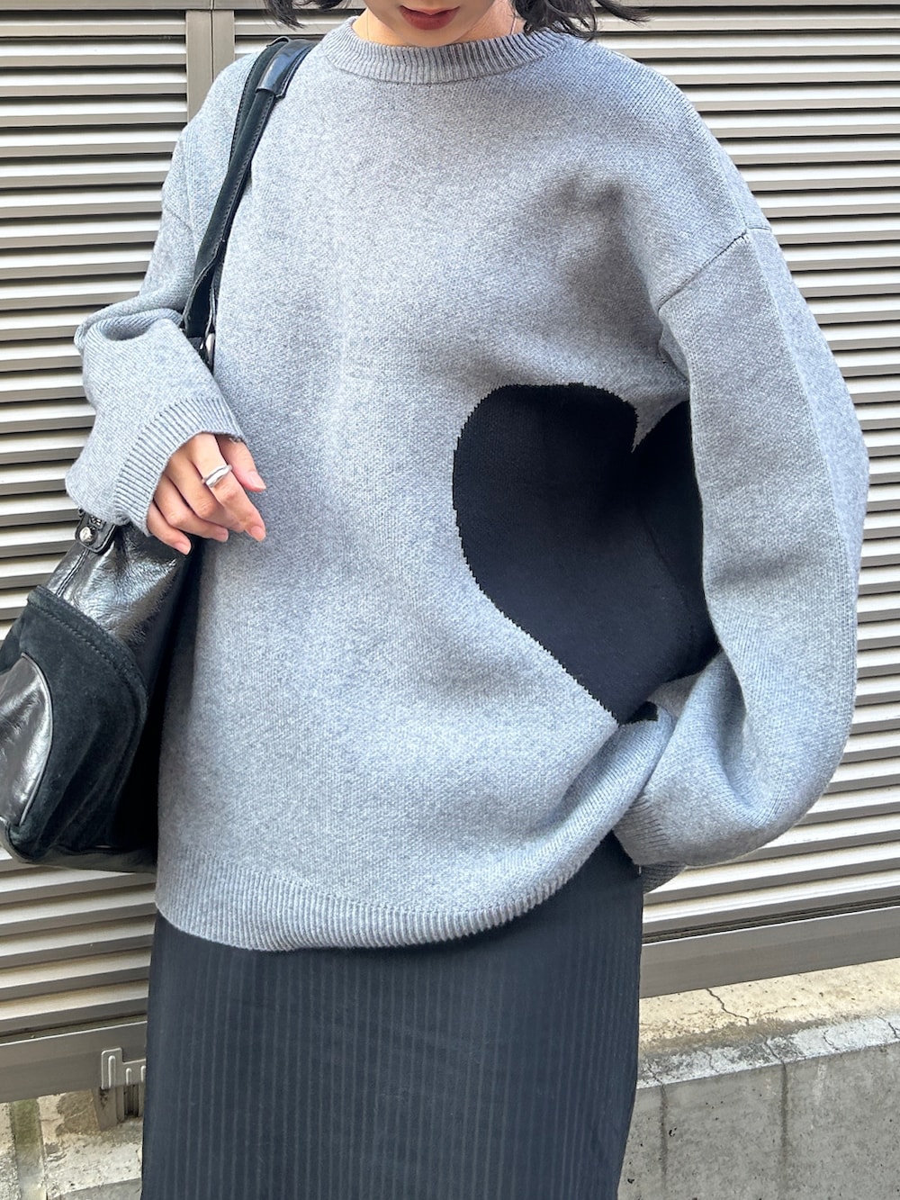 グレー系のニット/セーター、ブラック系のパンプスを着用したレディースの秋コーディネートの4枚目の写真