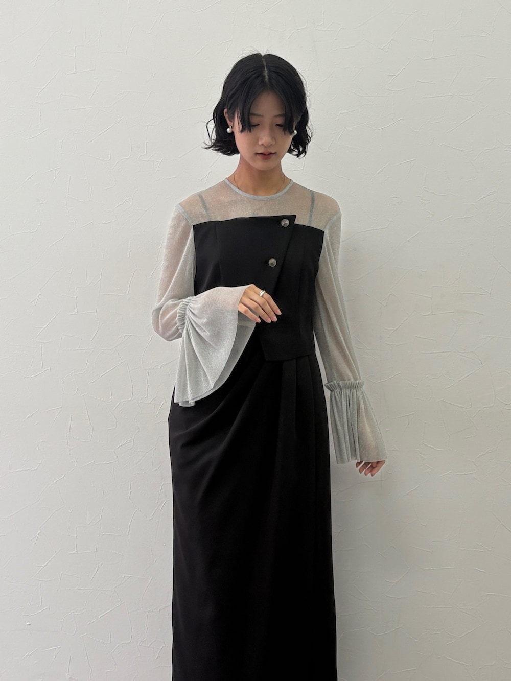 ブラック系のドレスを着用したレディースの秋コーディネートの2枚目の写真