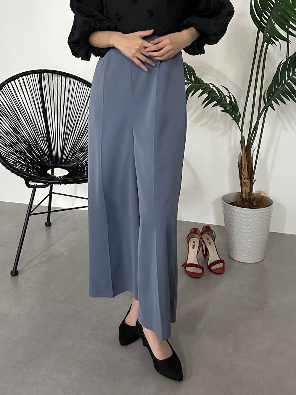 ブラック系のパンツドレスを着用したレディースの秋コーディネートの4枚目の写真