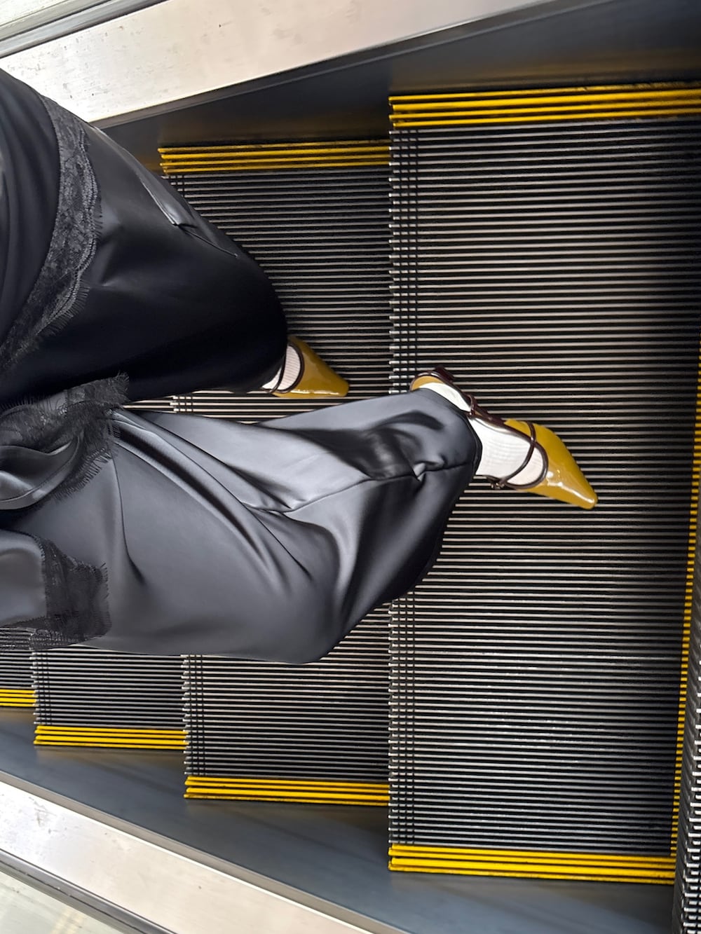 グレー系のその他パンツ、グレー系のその他パンツ、ブラック系のシャツ/ブラウスを着用したレディースの秋コーディネートの4枚目の写真