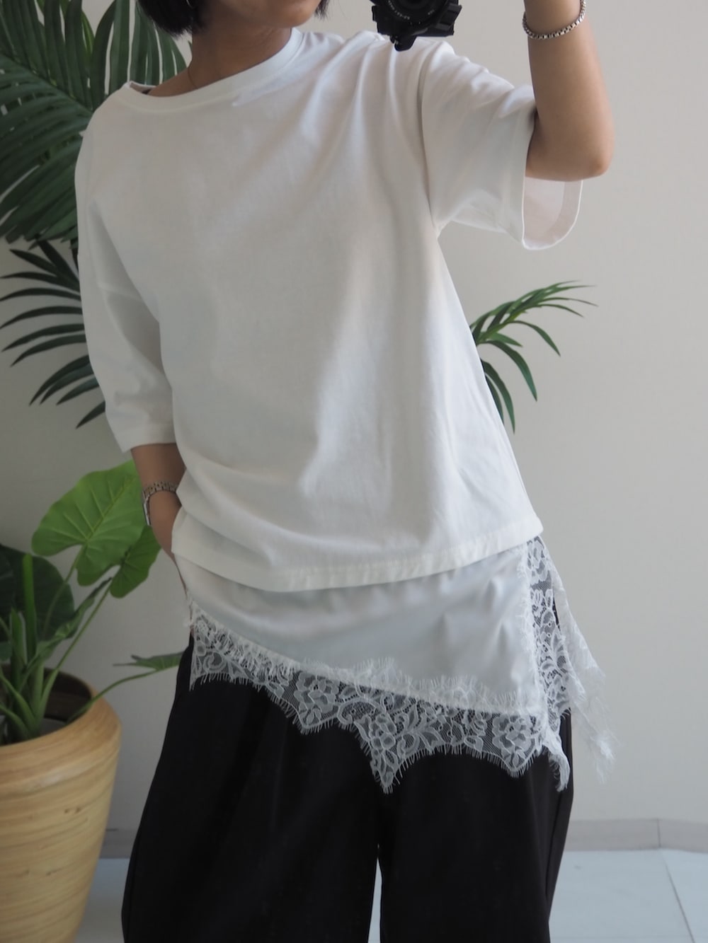 ホワイト系のTシャツ/カットソーを着用したレディースの夏コーディネートの2枚目の写真