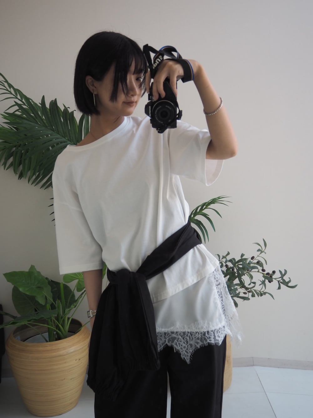 ホワイト系のTシャツ/カットソーを着用したレディースの夏コーディネートの3枚目の写真