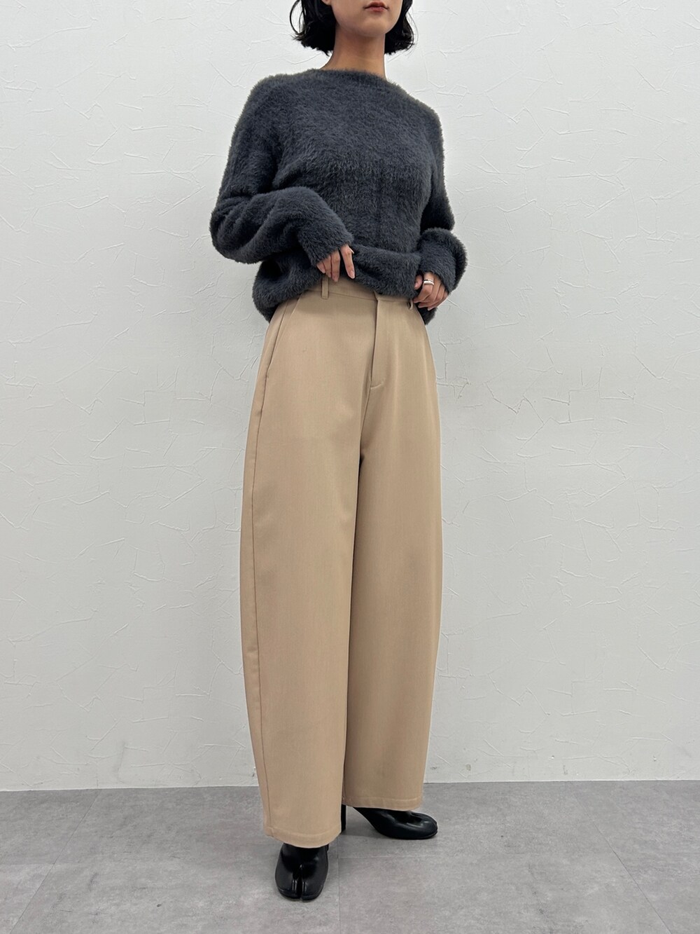 ベージュ系のその他パンツを着用したレディースの秋コーディネートの3枚目の写真