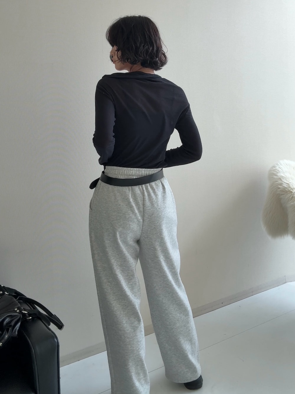 グレー系のジャケット/アウター、ブラック系のスニーカー、グレー系のスウェットパンツを着用したレディースの秋コーディネートの7枚目の写真