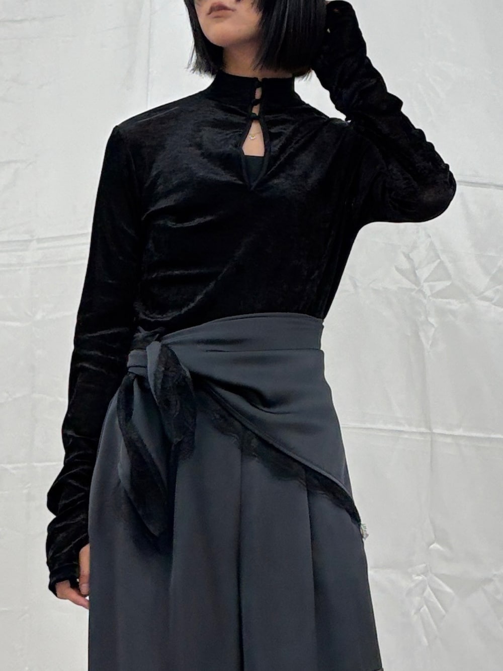 ブラック系のシャツ/ブラウス、ブラック系のシャツ/ブラウス、グレー系のその他パンツを着用したレディースの秋コーディネートの4枚目の写真