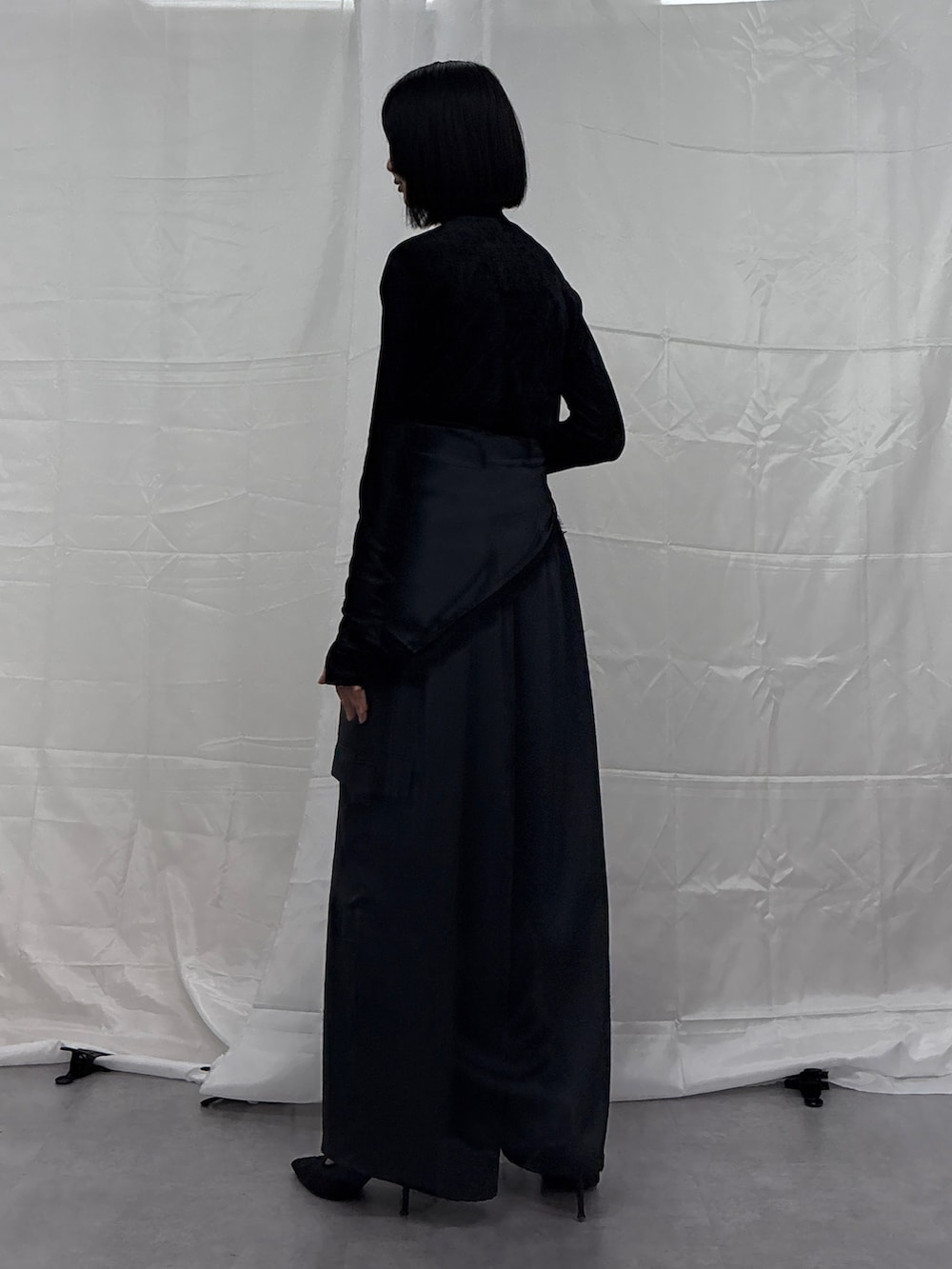 ブラック系のシャツ/ブラウス、ブラック系のシャツ/ブラウス、グレー系のその他パンツを着用したレディースの秋コーディネートの2枚目の写真