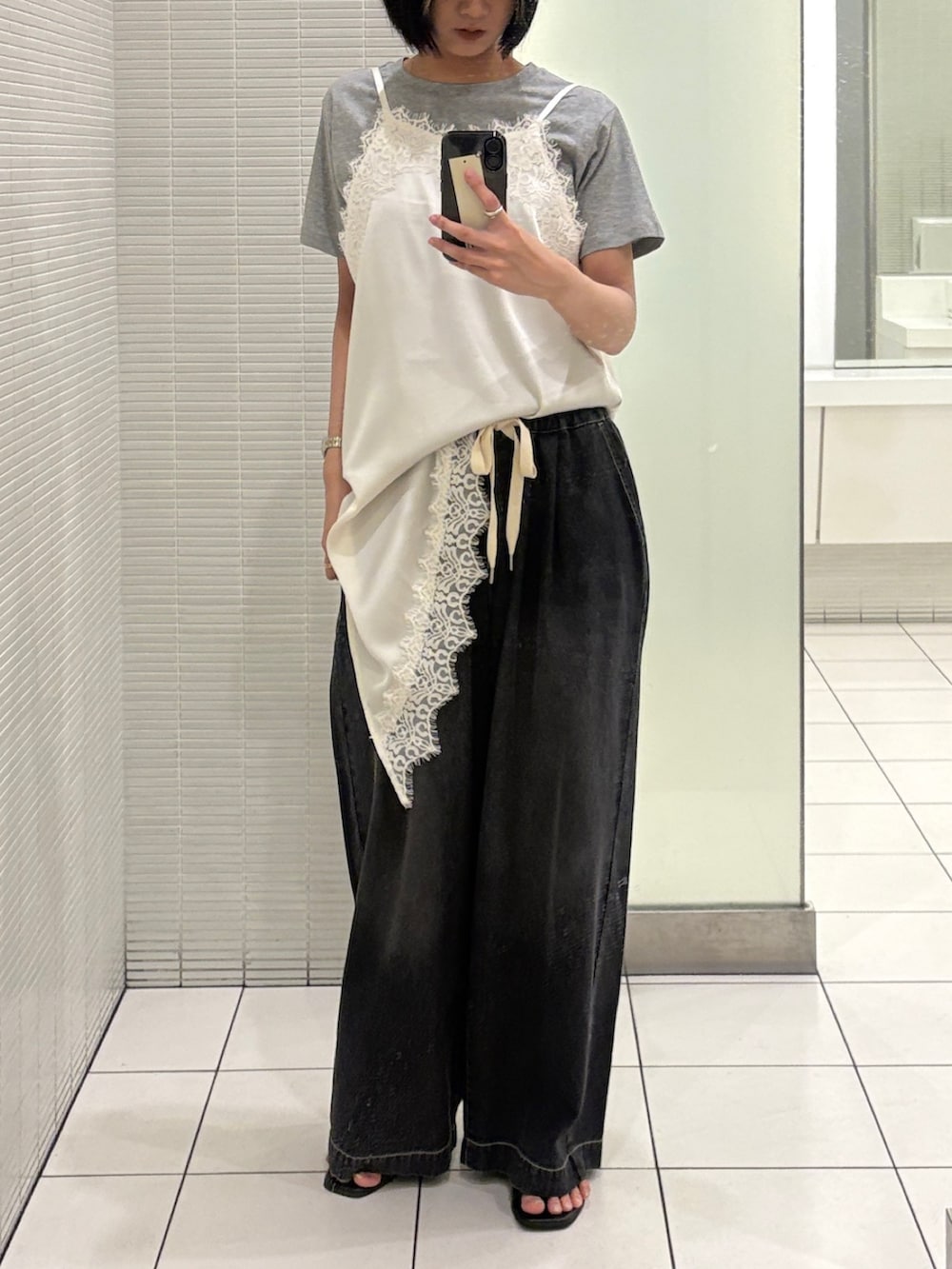ベージュ系のキャミソール、ブルー系のパンツ、グレー系のTシャツ/カットソーを着用したレディースの夏コーディネートの2枚目の写真