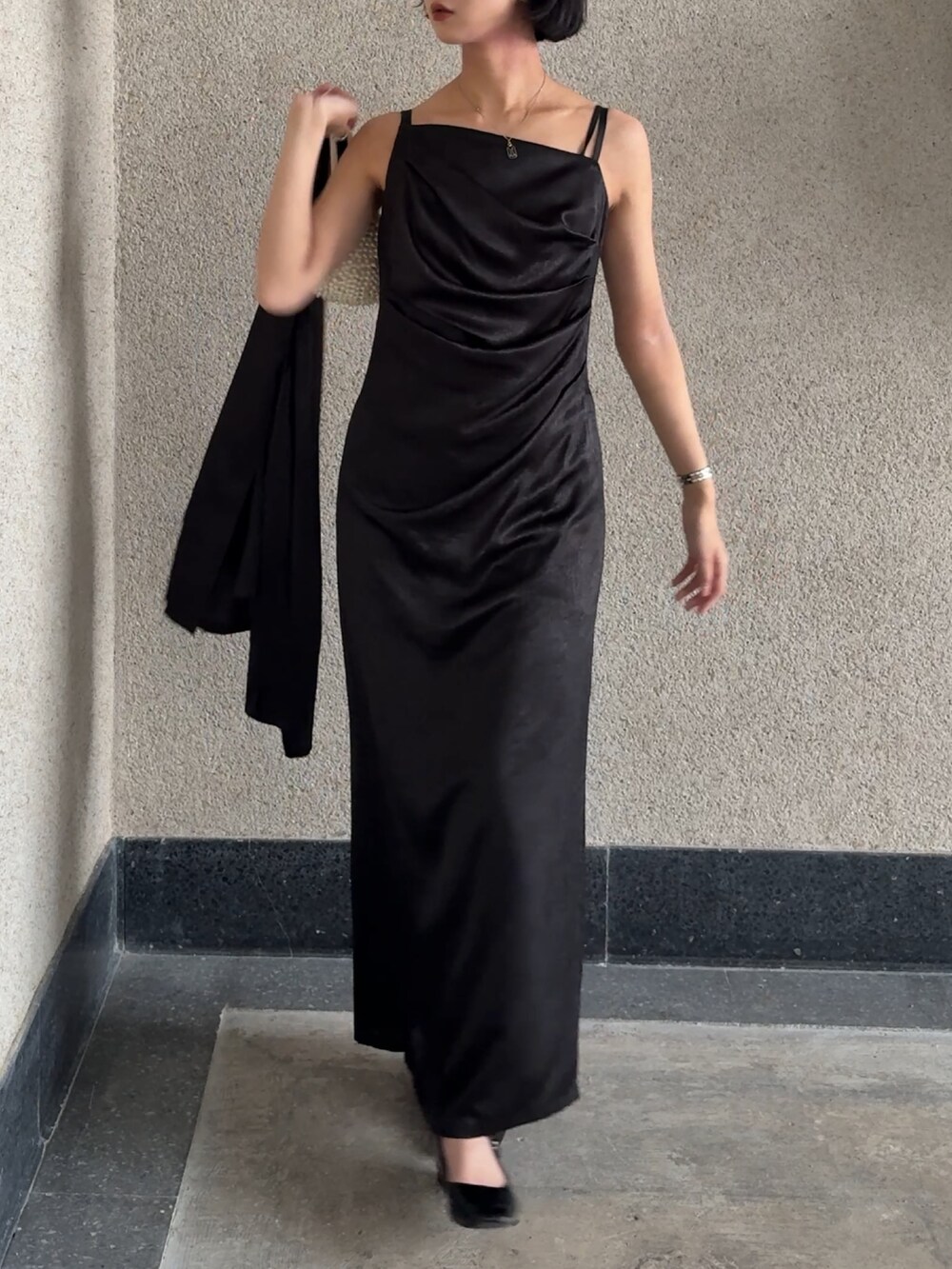 ブラック系のドレスを着用したレディースの秋コーディネートの6枚目の写真