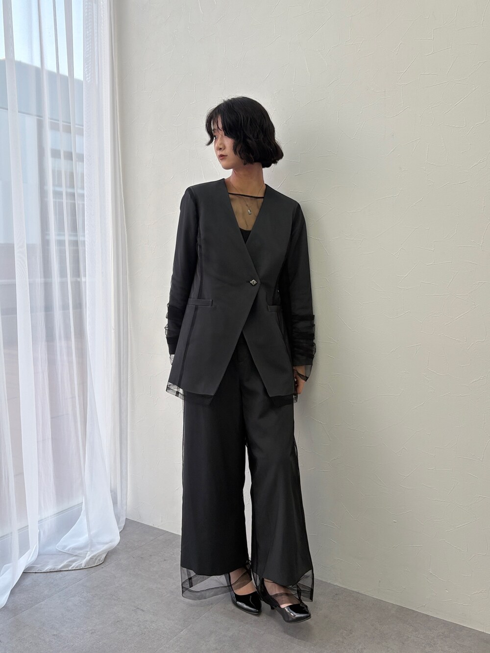 グレー系のノーカラージャケット、グレー系のその他パンツを着用したレディースの秋コーディネートの3枚目の写真