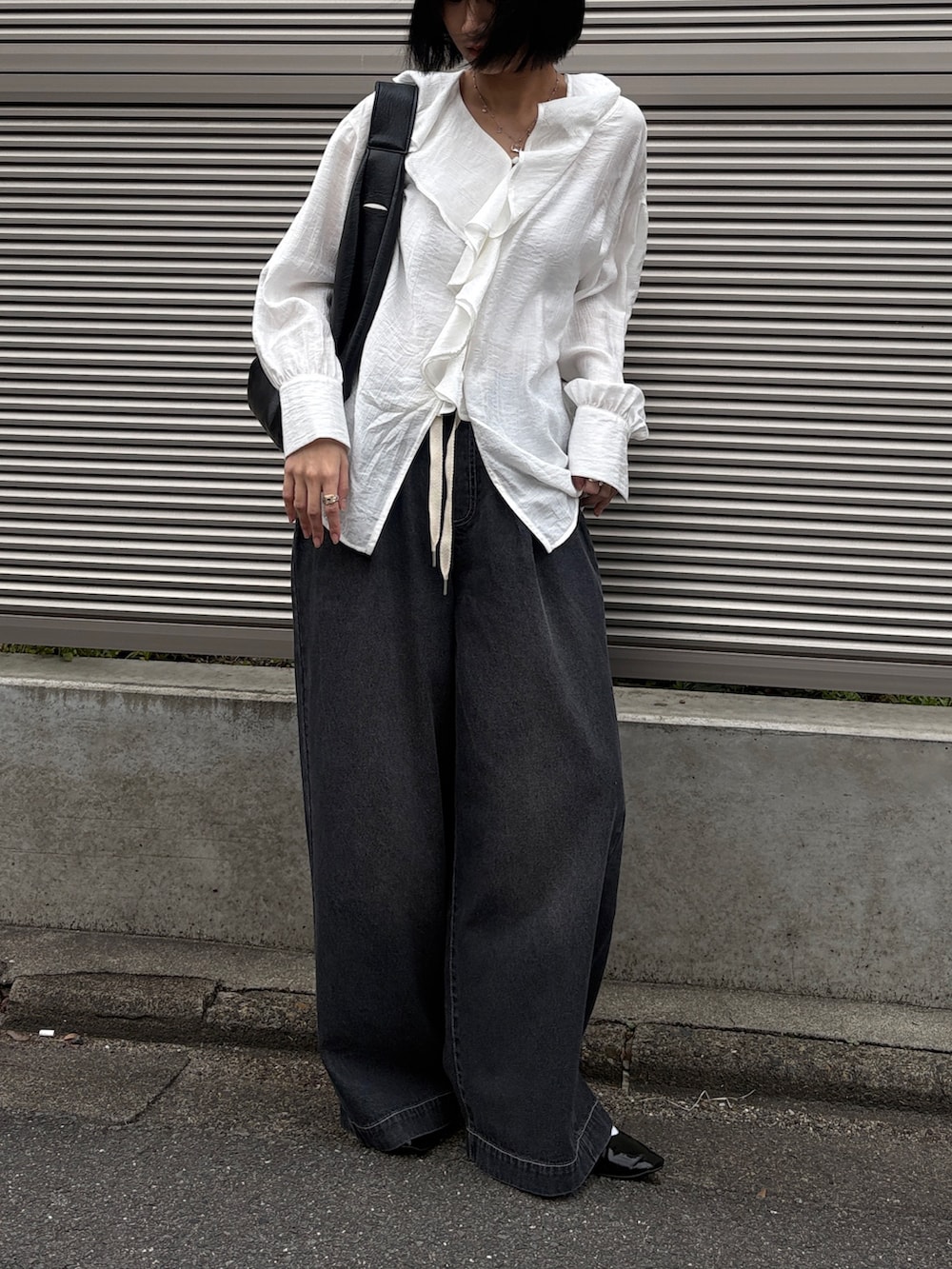 ホワイト系のシャツ/ブラウス、グレー系のデニムパンツを着用したレディースの春コーディネートの4枚目の写真