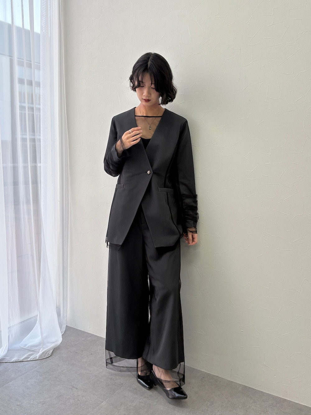 グレー系のノーカラージャケット、グレー系のその他パンツを着用したレディースの秋コーディネートの4枚目の写真