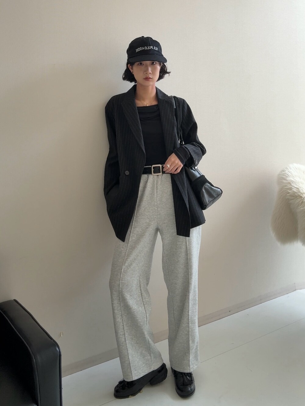 グレー系のジャケット/アウター、ブラック系のスニーカー、グレー系のスウェットパンツを着用したレディースの秋コーディネートの2枚目の写真