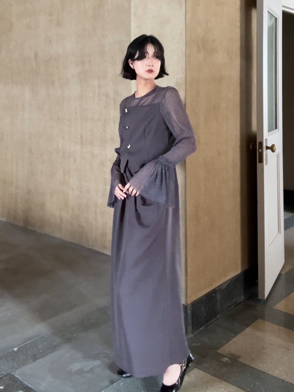 パープル系のドレスを着用したレディースの秋コーディネートの3枚目の写真