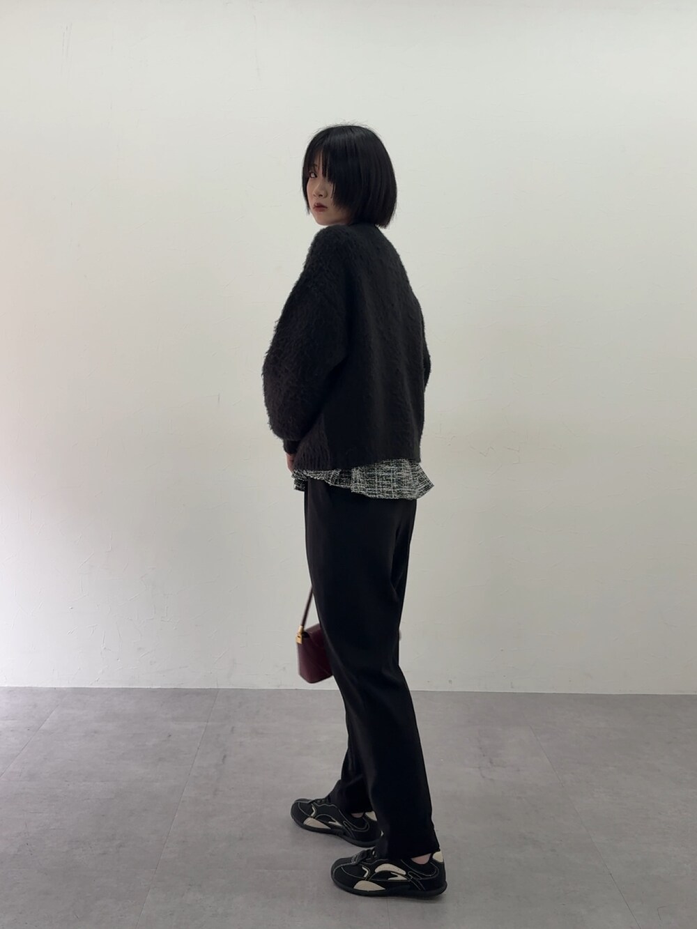 ホワイト系のスーツセットを着用したレディースの冬コーディネートの3枚目の写真