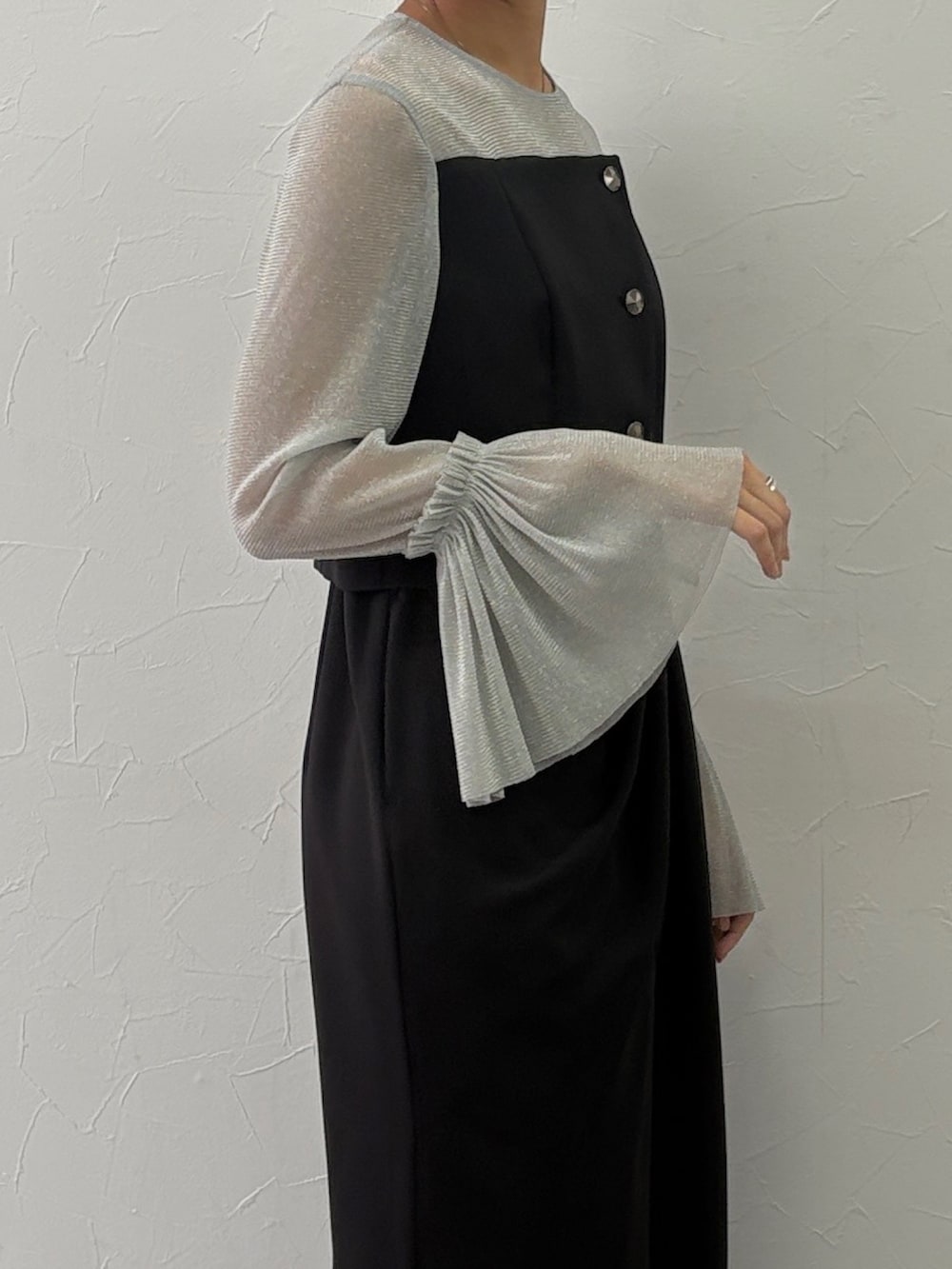 ブラック系のドレスを着用したレディースの秋コーディネートの4枚目の写真