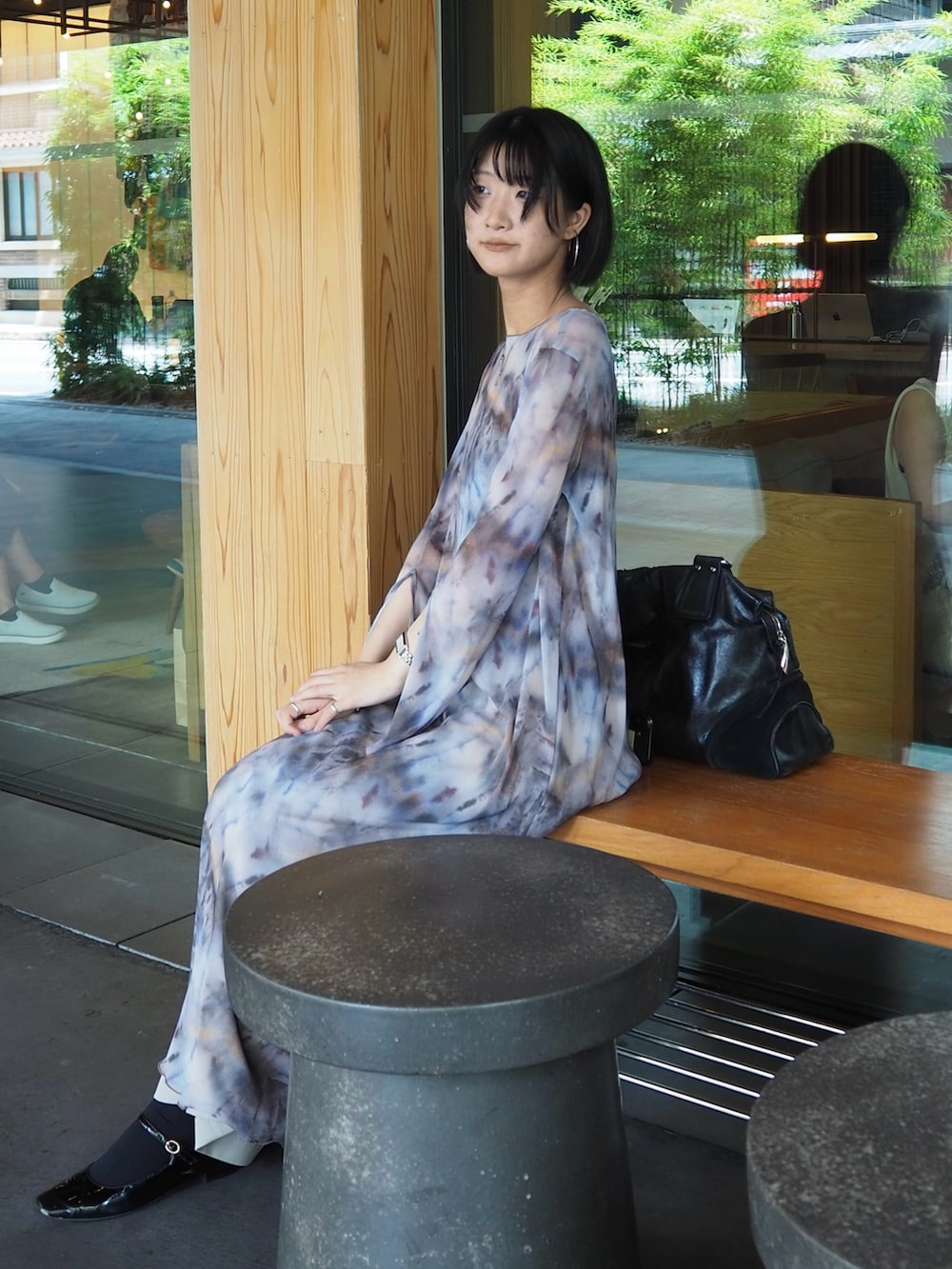 ホワイト系のその他パンツ、ベージュ系のワンピースを着用したレディースの夏コーディネートの3枚目の写真