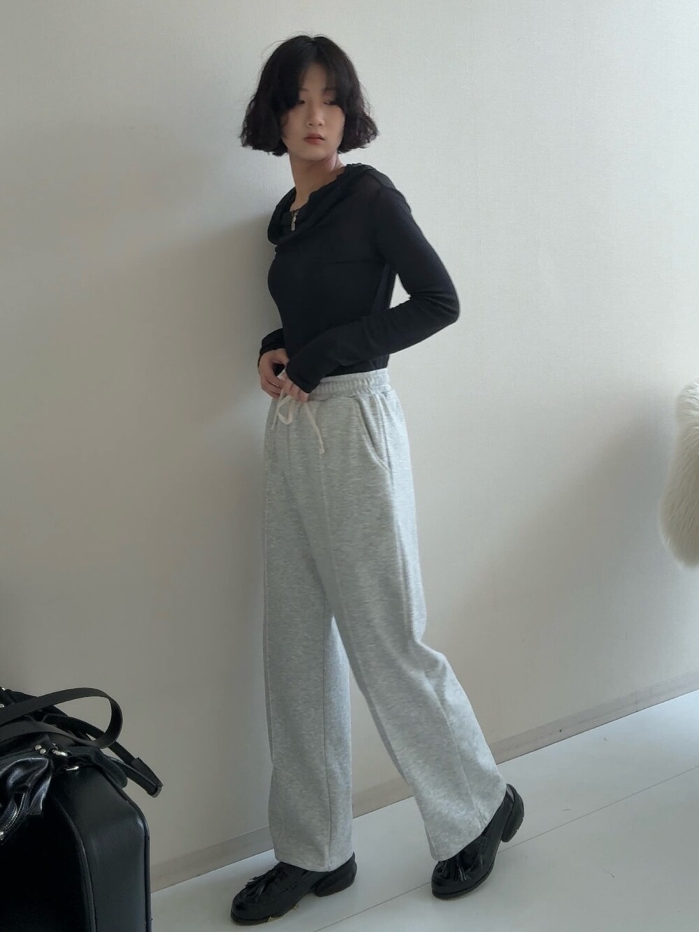 グレー系のジャケット/アウター、ブラック系のスニーカー、グレー系のスウェットパンツを着用したレディースの秋コーディネートの9枚目の写真